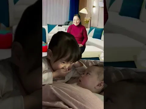Baby playing with sister is so funny!! 😂 女の子が可愛い方法で赤ちゃんをからかう。💕