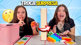 TROCANDO FIDGET TOYS SEM VER - MANUZINHA VS CAROL