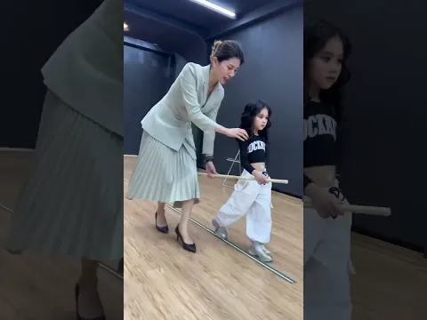 Cùng mẫu nhí đáng yêu tập catwalk