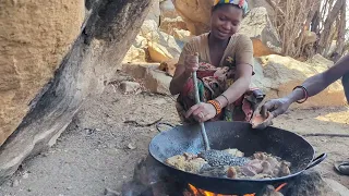Hadzabe tribe family Cooking and eating together in the Rock cave🔥🔥