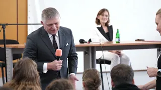 Zverejňujeme celý záznam z diskusie R. Fica so študentmi, aby všetci videli ako médiá krivia realitu