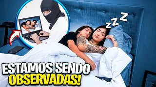 DESCOBRIMOS QUE ALGUÉM ESTÁ NOS VIGIANDO PELO NOSSO PRÓPRIO CELULAR! ISSO É TENSO..