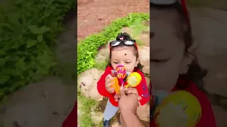 Cute baby ko dher sara lollipop lena h 🍭