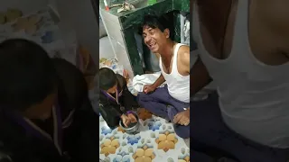 itni kam umar main ye bachcha apne papa ka khayal rakhta hai 🙏