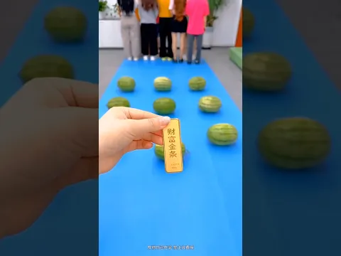من سيفوز بالذهب المخفي داخل البطيخ؟ 🍉😱 #shorts