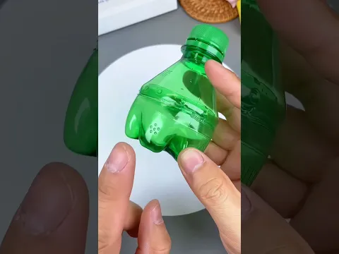 Making a small teapot from a beverage bottle is simple and fun, making children fall in love
