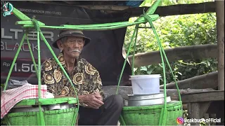 KAKEK RENTA MASIH BERJUALAN DAWET UNTUK MENGHIDUPI SANG ISTRI YANG JUGA SUDAH TUA.