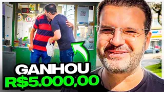 Dei R$5.000,00 para ele na rua