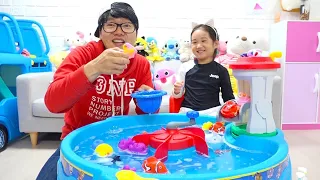 Boram et activités intérieures pour les enfants. Boram et son père jouent ensemble