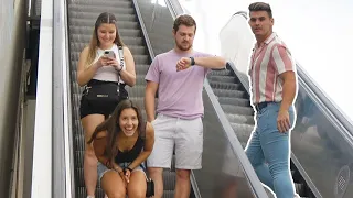 CUMPLIDOS INCÓMODOS EN LAS ESCALERAS MECÁNICAS 😳