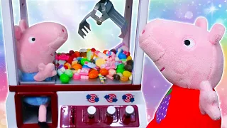 George se atasca en una máquina de dulces. Juguetes de peluche. Videos de Peppa Pig para niños.