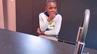 Papa Samuel se comporte un villageois dans son lieu de Travail.