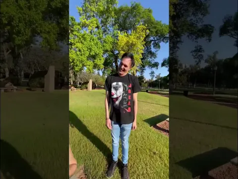 El primer beso de hola niños!