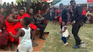 Bill Asamoah Spray Cash On Akete Mp3nins3m As Akete Shock Bill With Crazy Dance At The Funeràl Haha