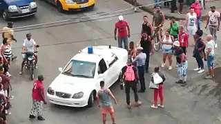 LIBRES aL Fin 🗽 Jovenes CUBANOS muelen a 2 POLICIAS a Piñazos y Patadas Ultimas Noticias de Cuba Hoy