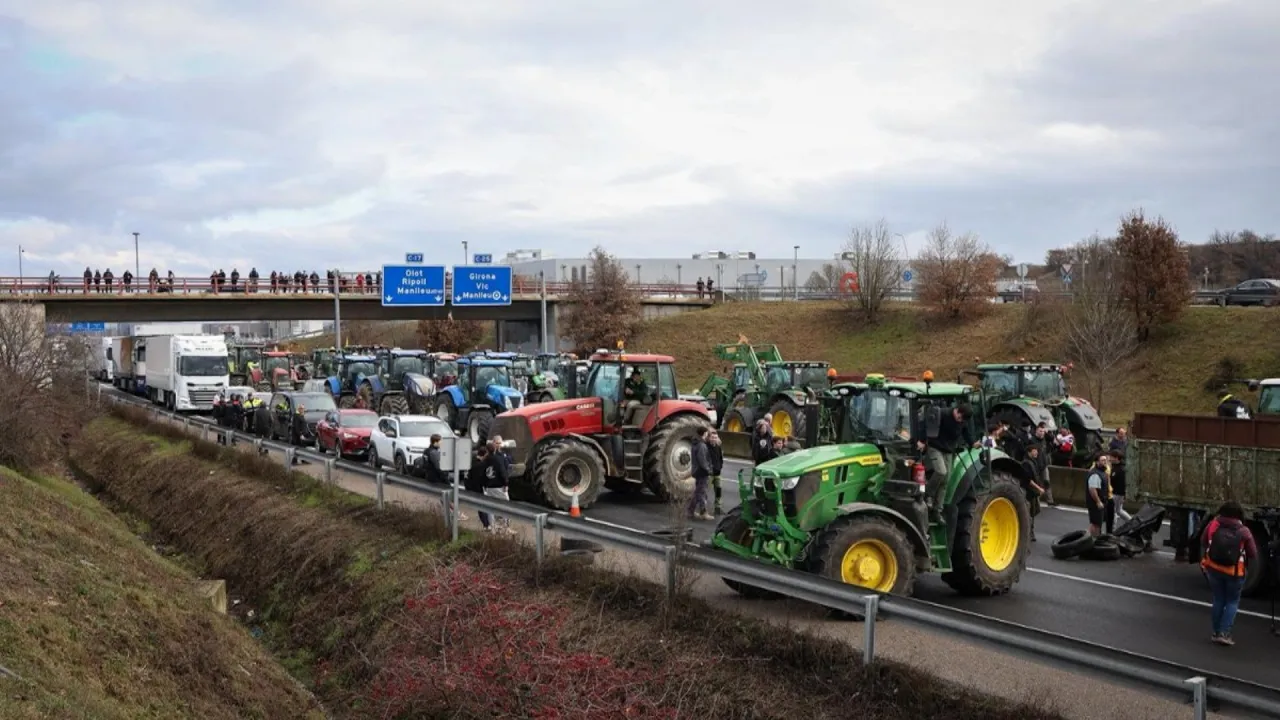 Els ramaders tallen la C-17 i C-25 a Gurb per reclamar un millor control de la fauna salvatge