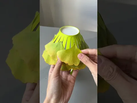 Make a beautiful ginkgo leaf lamp using paper cups and ginkgo leaves