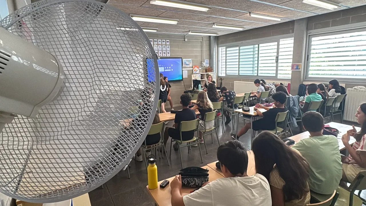 Centres d’Osona que freguen els 30 graus se sumen a la plataforma ‘Aules que cremen’