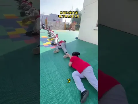 ظنوا أن المعلمة ستتركهم للأبد… فتمسّكوا بها! 🤣#viralshorts #kharraz_family #shortvideo