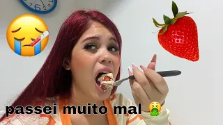 24 Horas comendo comidas só com morango (PASSEI MAL)