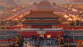 紫禁城（现称故宫博物院）位于北京市中心，是明、清两代的皇家宫殿，被誉为世界五大宫之首。