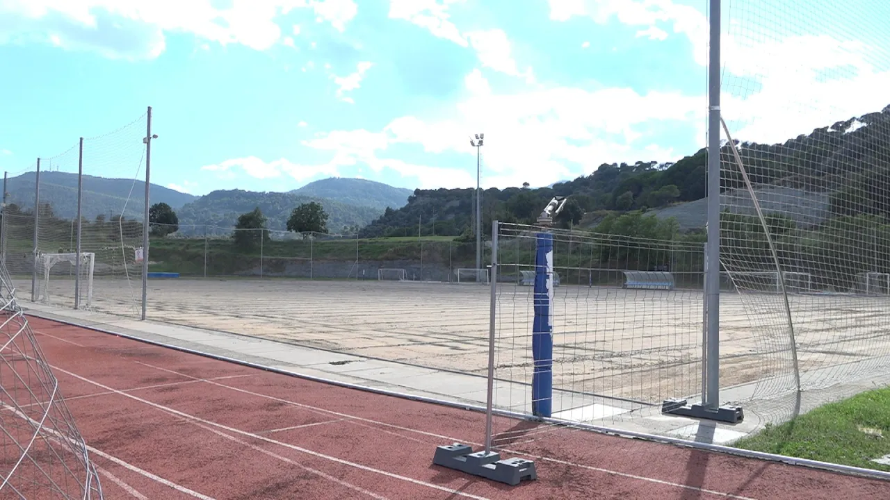En marxa les obres per canviar la gespa artificial del camp de futbol de Tona