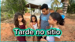 Tarde no sítio comendo frutas 🍇 ☘️