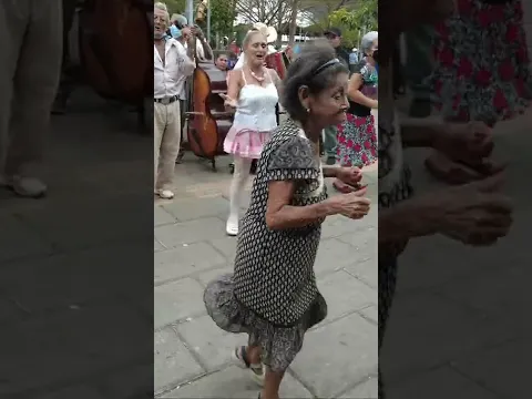 ABUELITA CATA
