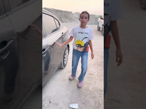 طفلة تقحث عن القطة😢!