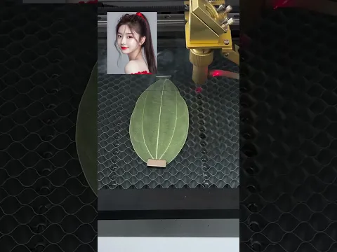 This girl makes real photo on leaf😯