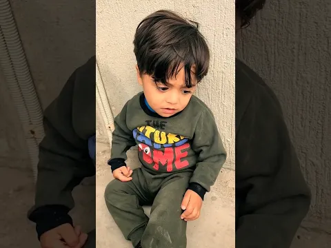 طفل فغير ينضر للفاكه ويبكي من الجوع 😭