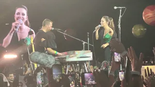 Sandy e Coldplay cantam 'Quando Você Passa'