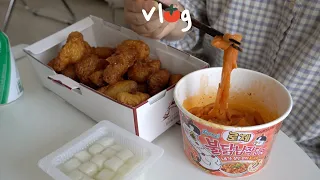 (ENG) vlog 내가 양심이 없지 입맛이 없냐 / 허니콤보+로제 불닭납작당면 영접하는 1인가구 브이로그 / 미역국,사라다 대량생산 / 오믈렛 샌드위치,새우크림카레,냉털 만두