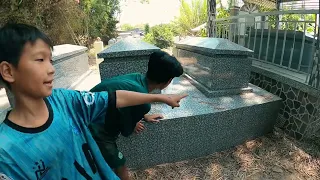 Bỏ Chạy Thấy Ma Thò Đầu Ra Dưới Bụi Tre