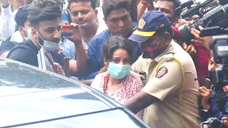 Shehnaaz Gill Cries Inconsolably As She Reaches For The Last Rites of Sidharth Shukla |
