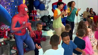 Homem Aranha se divertindo em aniversário infantil.