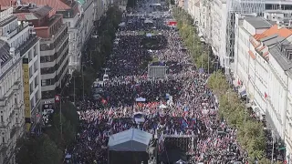 Protesto com milhares de pessoas exige saída da República Tcheca de Otan e UE