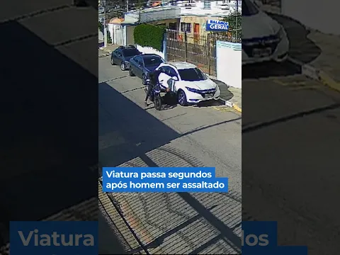 Viatura passa segundos após homem ser assaltado #shorts #balançogeral