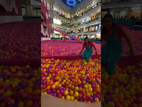 La piscina de pelotas más grande del mundo 🌍 / Andylive