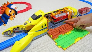 ドクターイエローが変形！プラレールをつなげていろんな電車を走らせよう