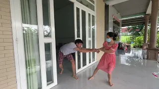 Vợ mới học cắt tóc được một  ngày về lôi chồng ra làm đầu thí nghiệm Và cái kết
