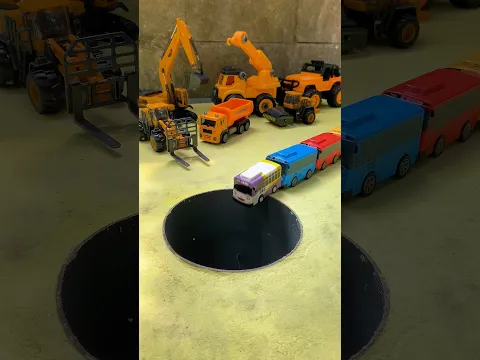 Big Bus Pushing Baby Tayo And Truck Into Pit #jcb #jcbvideo #tractor #train #tayo
