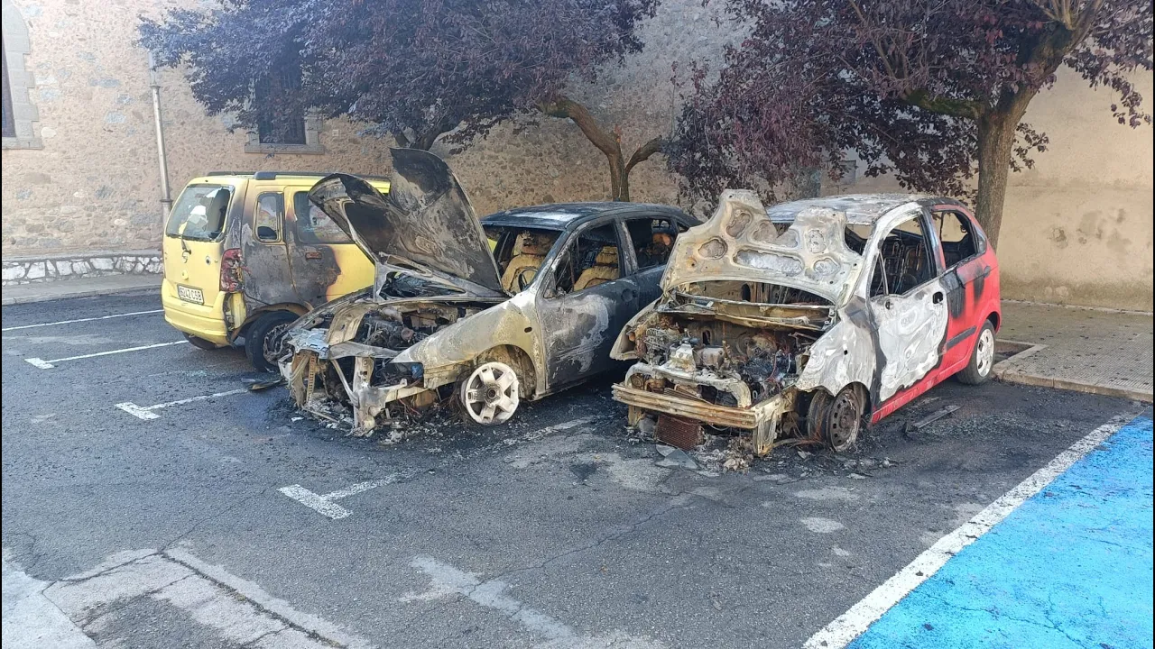 Dos vehicles cremats i dos més d’afectats en un incendi a Montesquiu