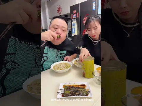 蠢老公看我碗裡有雞蛋，非要跟我交換，誰料把多的換走了太笨了！