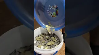 ang dami kong barya sino gusto?