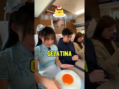 ¡La chica está comiendo sus bocadillos en el tren! 🍫🚆😋
