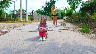 Fata Saraca Fuge de Acasa de la Mama ei - Toate Episoadele