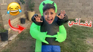 الفضائي اخذ بلونه 👽😲 وسوا تجارب وي الناس وضحكوا عليه 😂