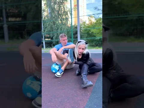 КОШКА СОШЛА С УМА😲ХОЧЕШЬ БОЛЬШЕ НОВЫХ ВИДЕО ❓😄 #шортс #shorts #tiktok #футбик #алекс #юмор