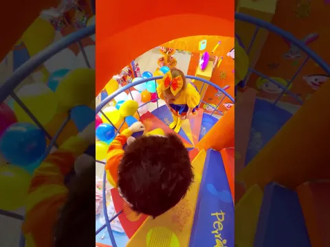 Beto se cae en las escaleras - Bely y Beto #belyybeto #videosparaniños #youtubekids  #shorts